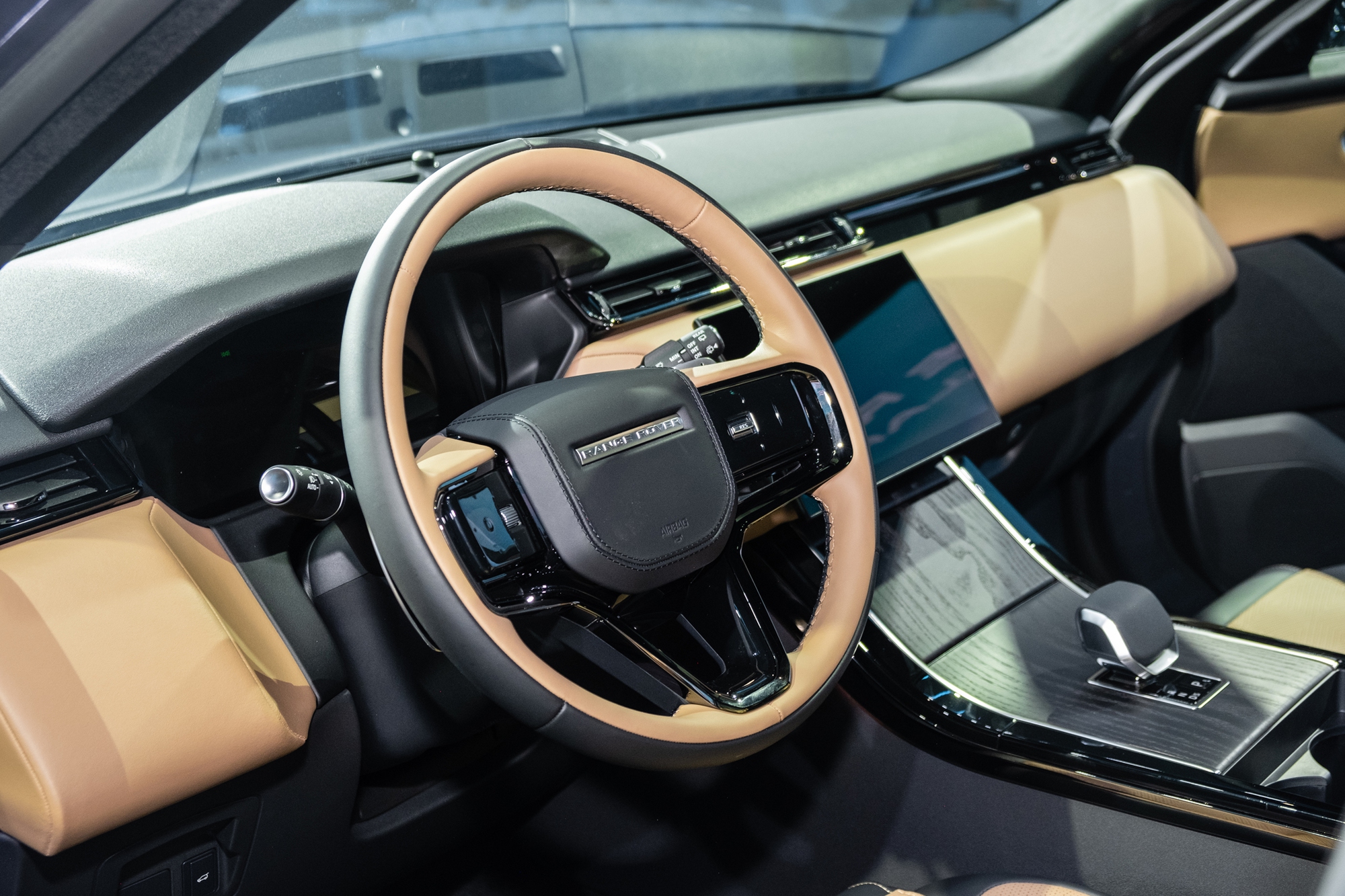 Range Rover Velar 2025 ra mắt Việt Nam: Giá từ hơn 3,7 tỷ, màn hình mới, treo khí nén, mạnh nhất gần 400 mã lực, chạy 64km không cần xăng - Ảnh 5