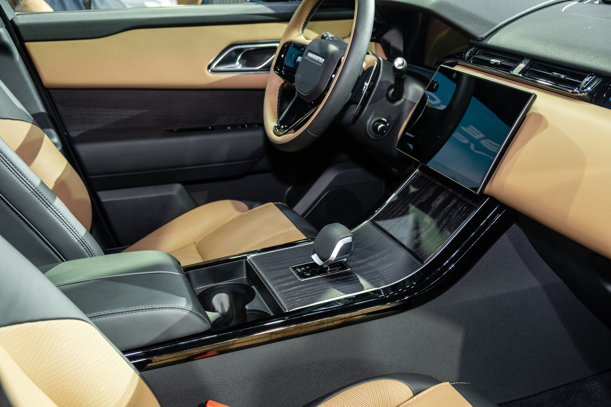 Range Rover Velar 2025 ra mắt Việt Nam: Giá từ hơn 3,7 tỷ, màn hình mới, treo khí nén, mạnh nhất gần 400 mã lực, chạy 64km không cần xăng - Ảnh 17