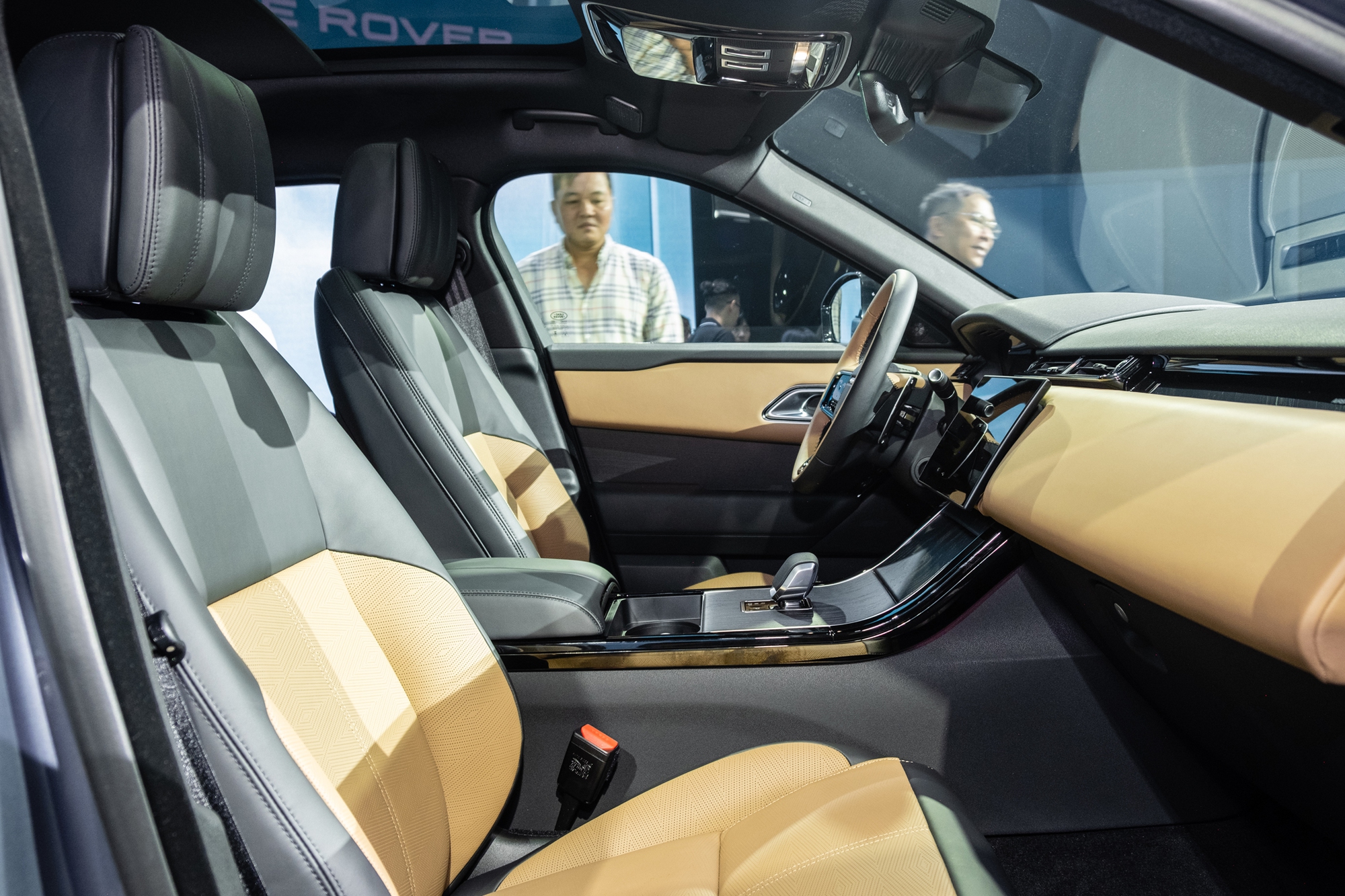 Range Rover Velar 2025 ra mắt Việt Nam: Giá từ hơn 3,7 tỷ, màn hình mới, treo khí nén, mạnh nhất gần 400 mã lực, chạy 64km không cần xăng - Ảnh 16