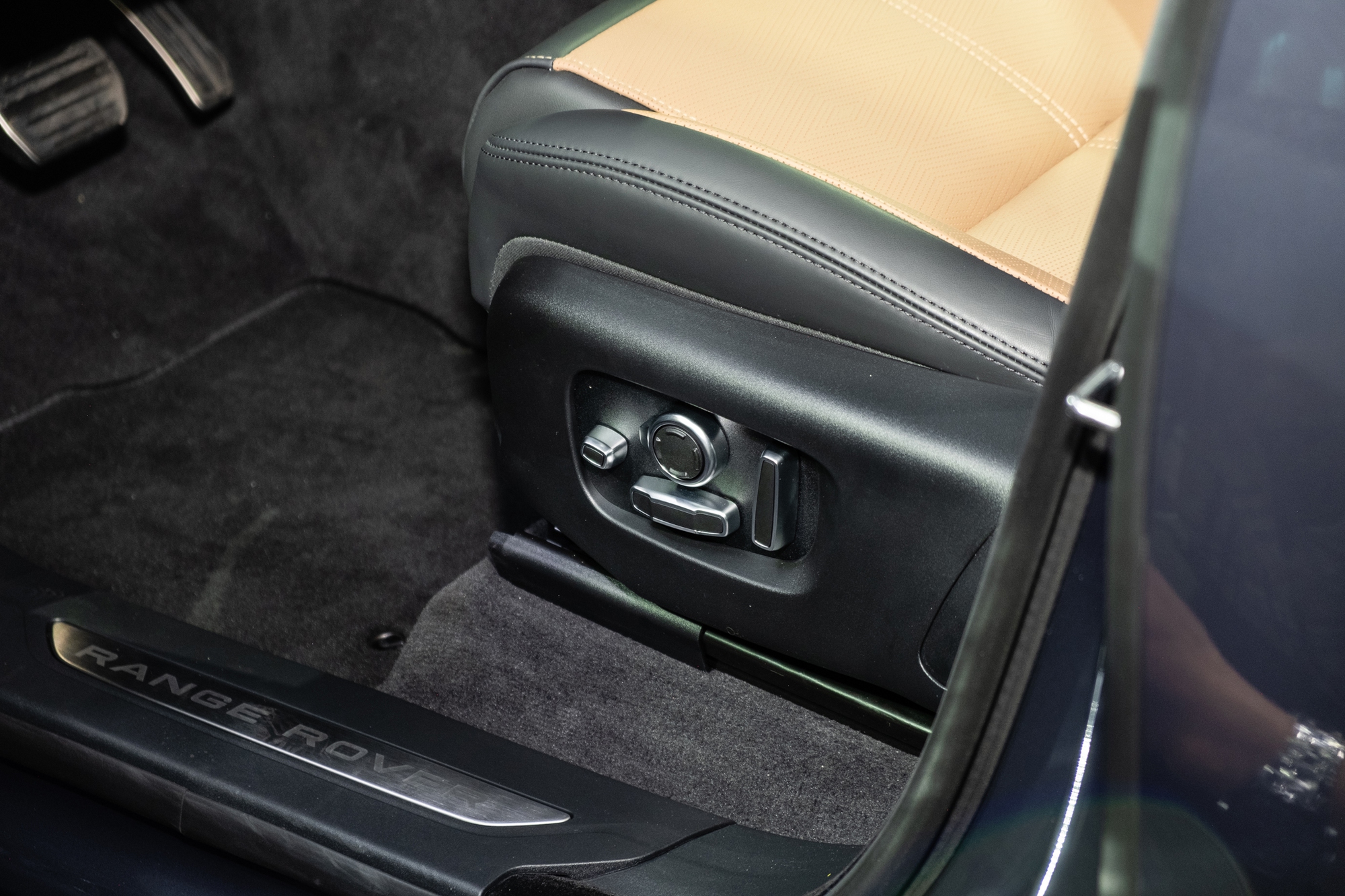 Range Rover Velar 2025 ra mắt Việt Nam: Giá từ hơn 3,7 tỷ, màn hình mới, treo khí nén, mạnh nhất gần 400 mã lực, chạy 64km không cần xăng - Ảnh 20