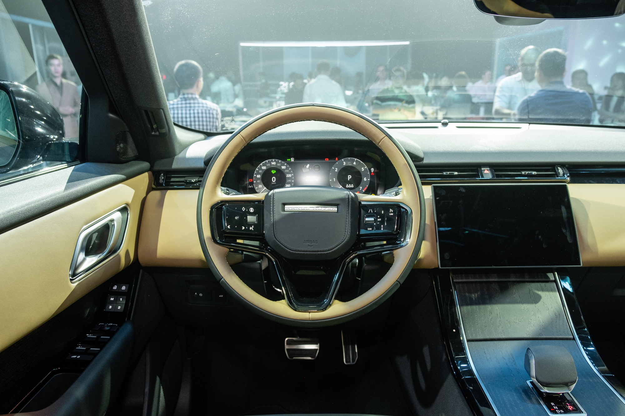 Range Rover Velar 2025 ra mắt Việt Nam: Giá từ hơn 3,7 tỷ, màn hình mới, treo khí nén, mạnh nhất gần 400 mã lực, chạy 64km không cần xăng - Ảnh 18