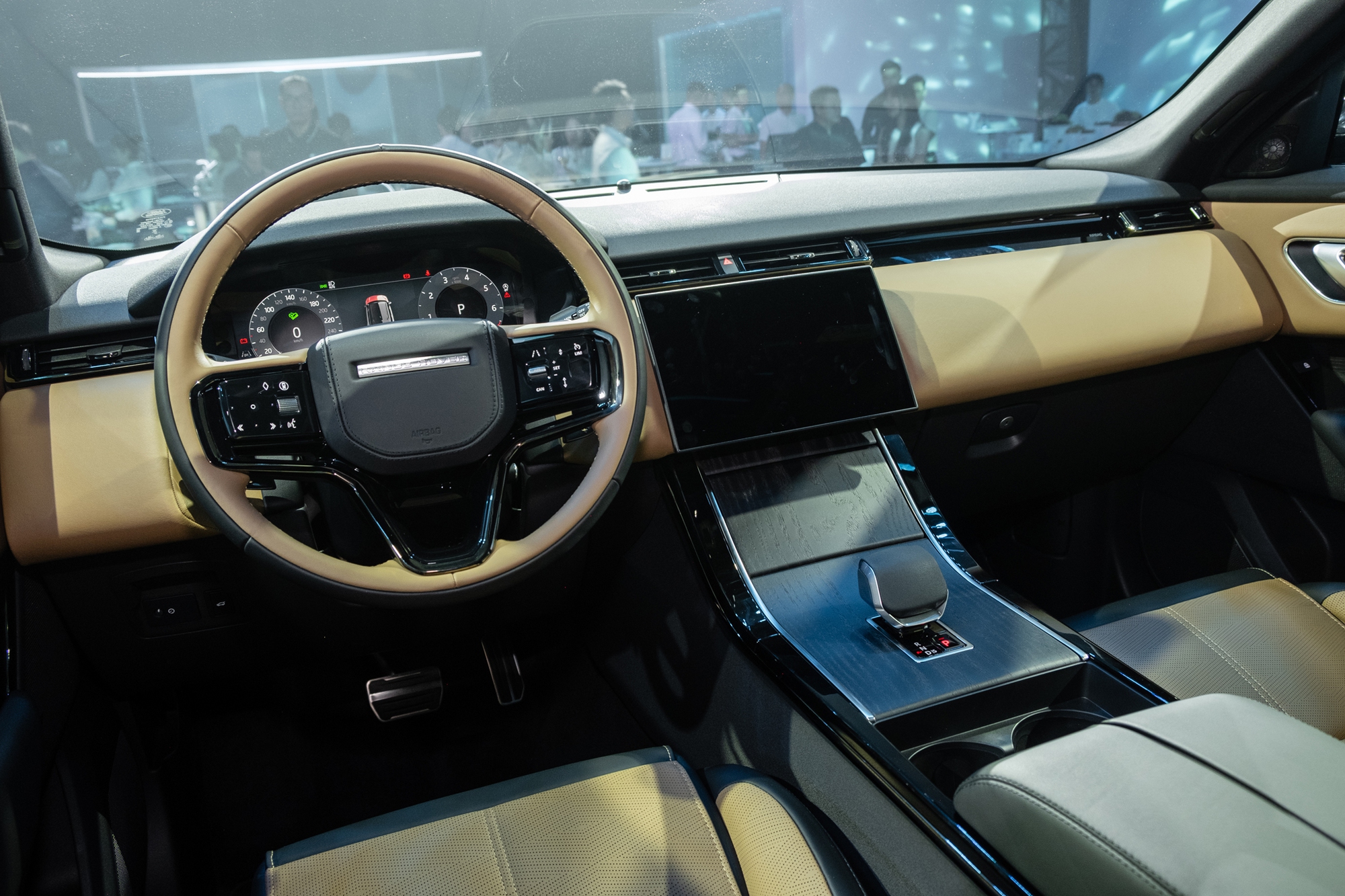 Range Rover Velar 2025 ra mắt Việt Nam: Giá từ hơn 3,7 tỷ, màn hình mới, treo khí nén, mạnh nhất gần 400 mã lực, chạy 64km không cần xăng - Ảnh 15