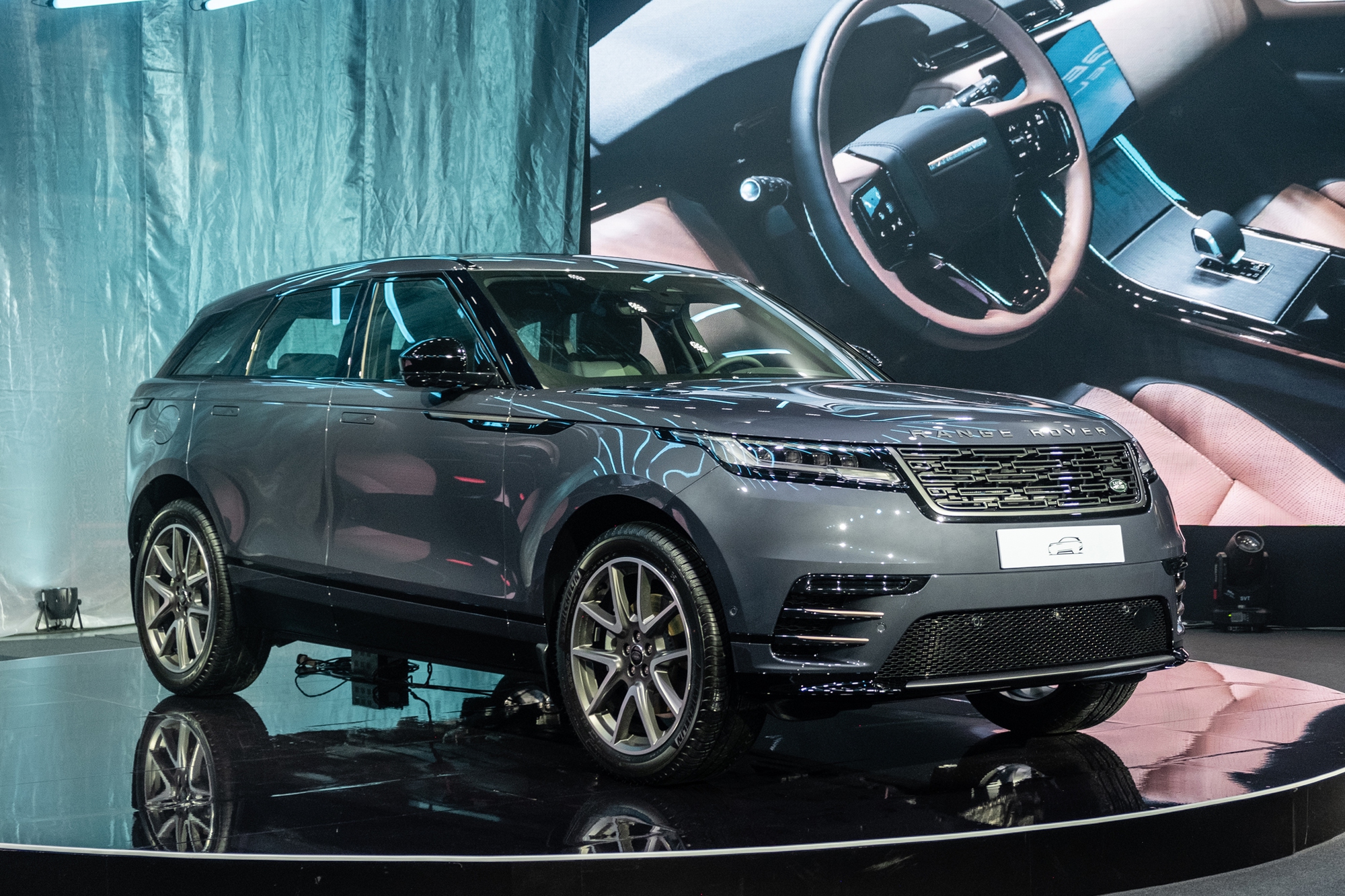Range Rover Velar 2025 ra mắt Việt Nam: Giá từ hơn 3,7 tỷ, màn hình mới, treo khí nén, mạnh nhất gần 400 mã lực, chạy 64km không cần xăng - Ảnh 7