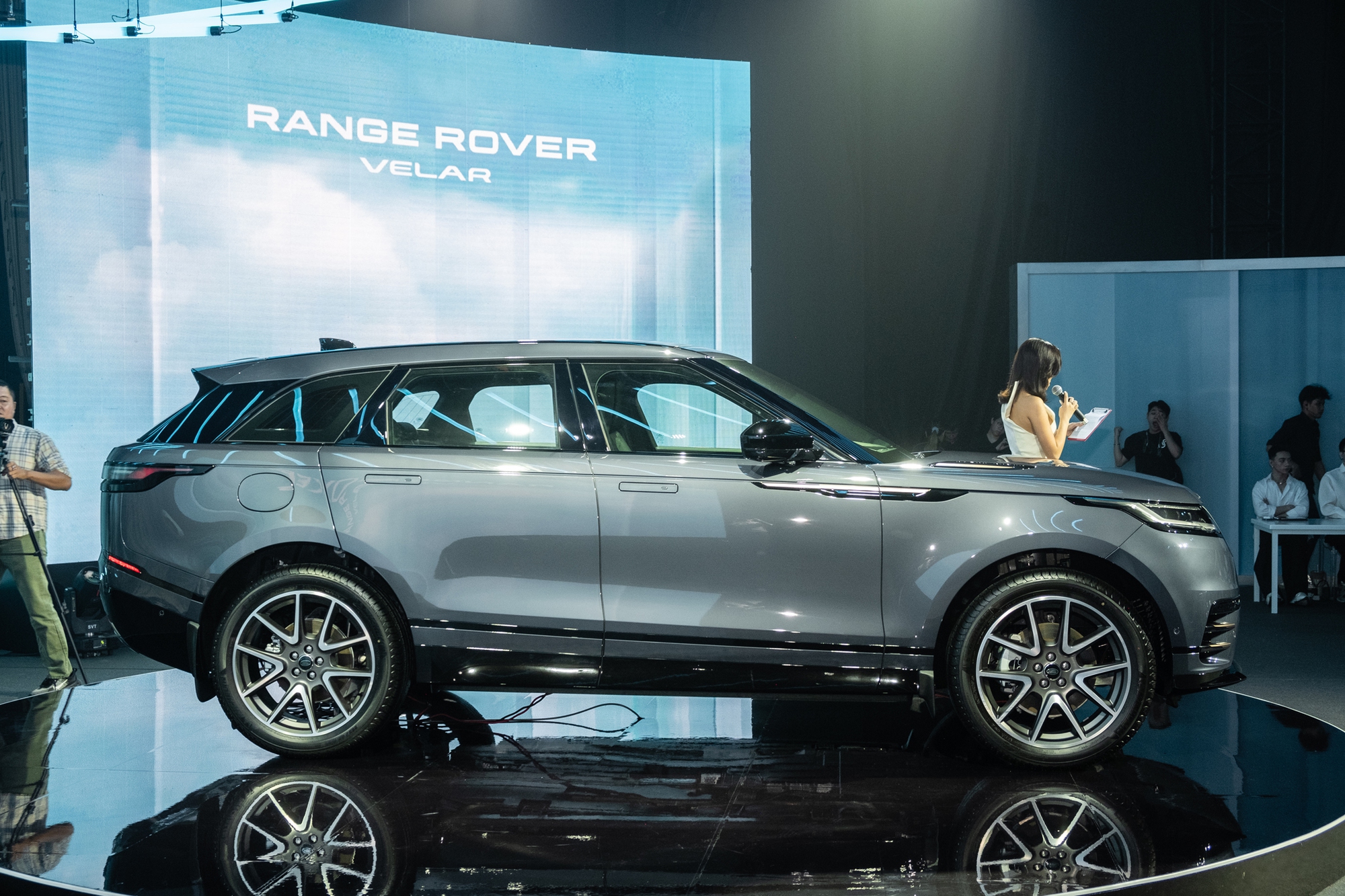 Range Rover Velar 2025 ra mắt Việt Nam: Giá từ hơn 3,7 tỷ, màn hình mới, treo khí nén, mạnh nhất gần 400 mã lực, chạy 64km không cần xăng - Ảnh 11