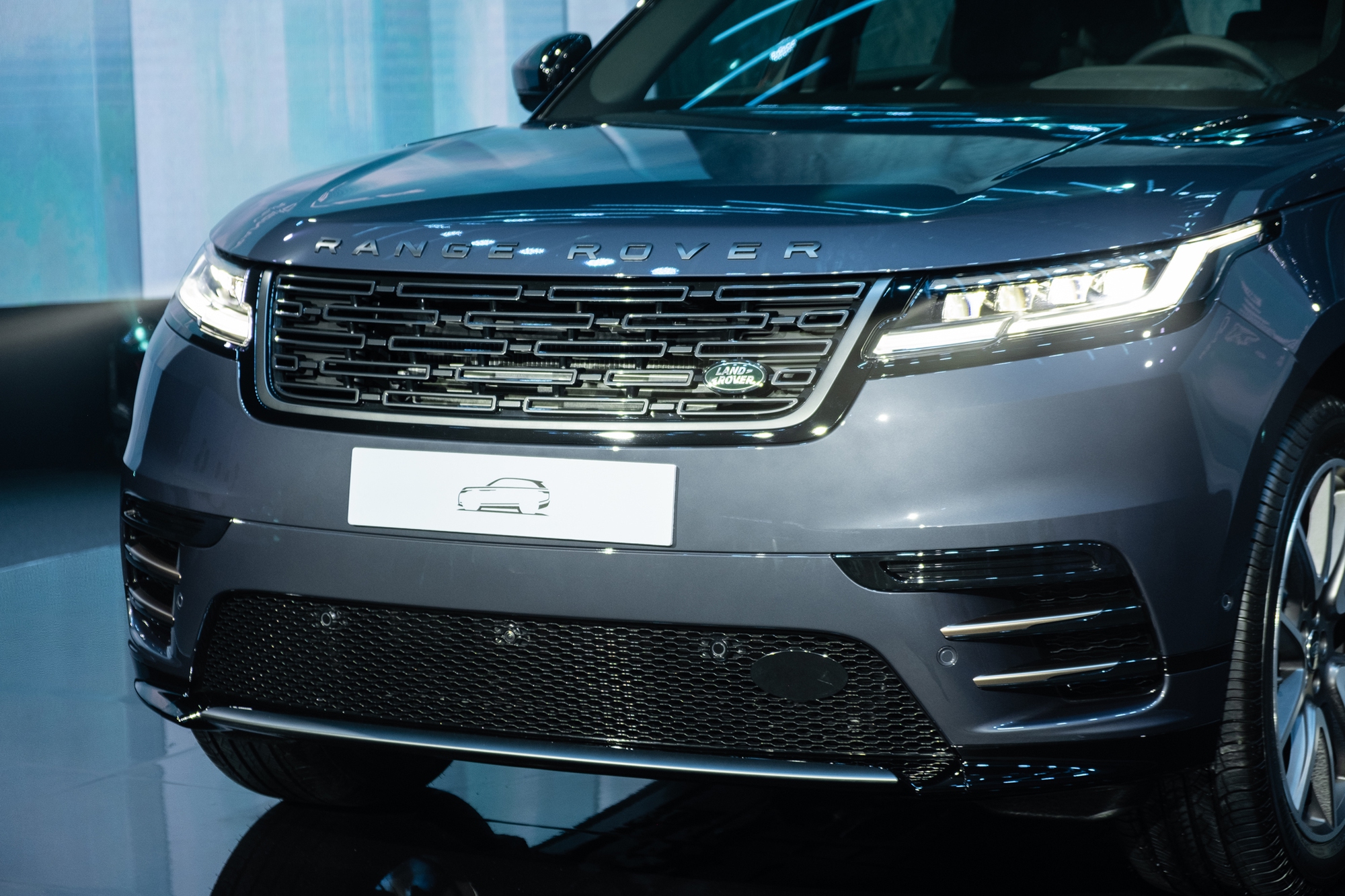 Range Rover Velar 2025 ra mắt Việt Nam: Giá từ hơn 3,7 tỷ, màn hình mới, treo khí nén, mạnh nhất gần 400 mã lực, chạy 64km không cần xăng - Ảnh 4