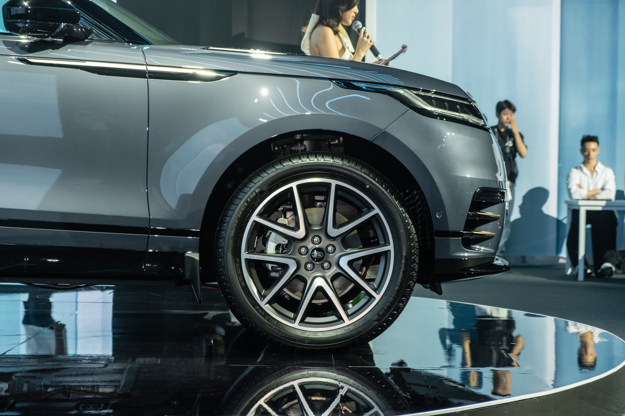 Range Rover Velar 2025 ra mắt Việt Nam: Giá từ hơn 3,7 tỷ, màn hình mới, treo khí nén, mạnh nhất gần 400 mã lực, chạy 64km không cần xăng - Ảnh 6