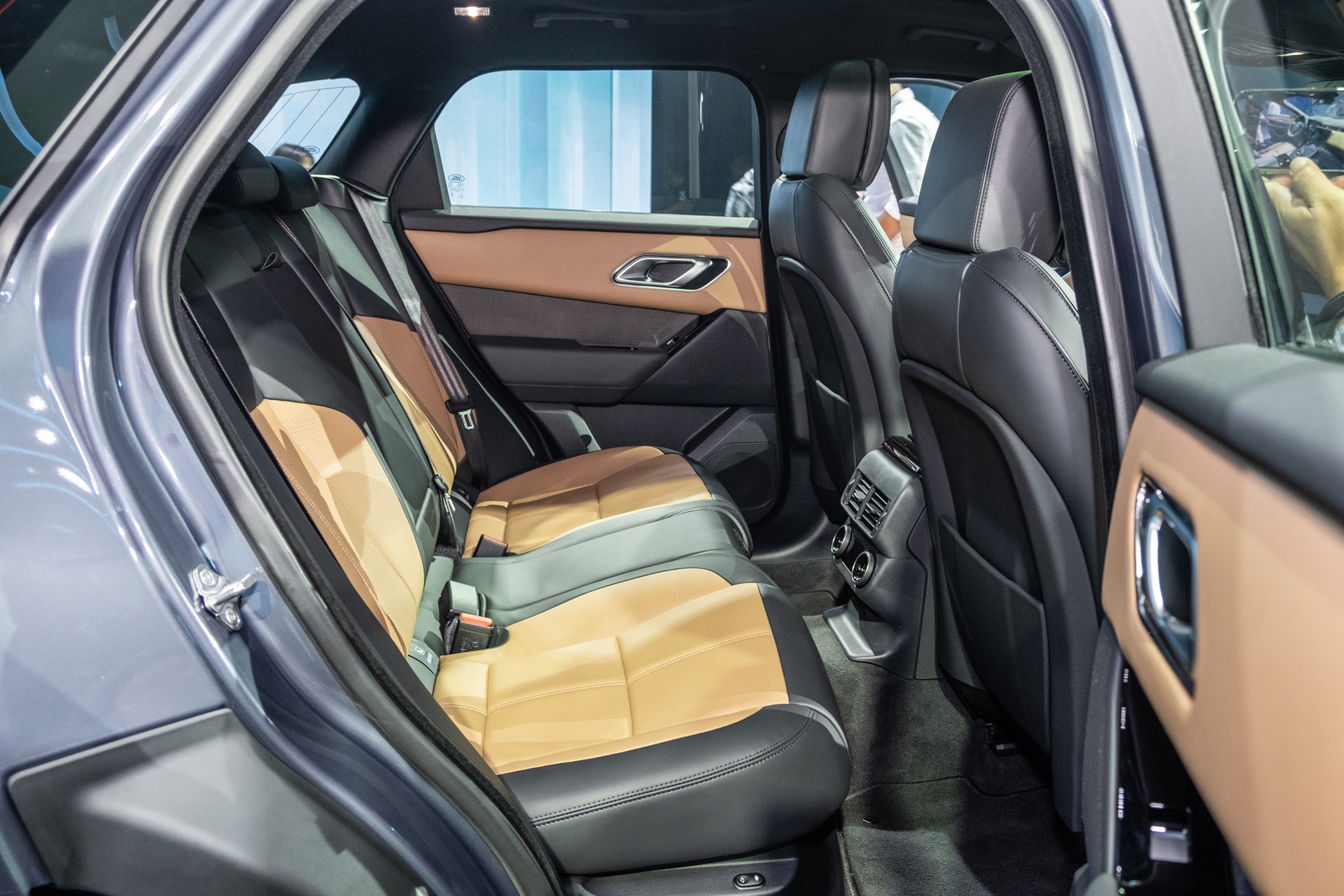 Range Rover Velar 2025 ra mắt Việt Nam: Giá từ hơn 3,7 tỷ, màn hình mới, treo khí nén, mạnh nhất gần 400 mã lực, chạy 64km không cần xăng - Ảnh 21