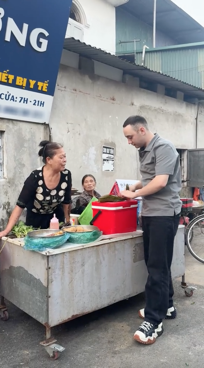 Anh Tây mặc cả "từng đồng" khi mua bánh tẻ nhưng dân mạng lại khen ngợi vì 1 lý do - Ảnh 2