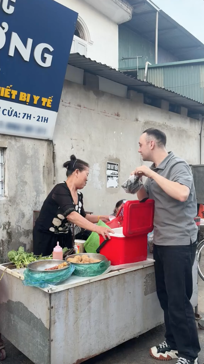 Anh Tây mặc cả "từng đồng" khi mua bánh tẻ nhưng dân mạng lại khen ngợi vì 1 lý do - Ảnh 3