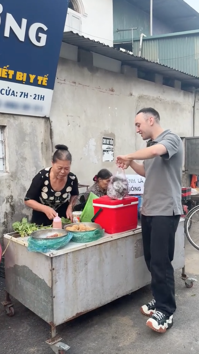 Anh Tây mặc cả "từng đồng" khi mua bánh tẻ nhưng dân mạng lại khen ngợi vì 1 lý do - Ảnh 6