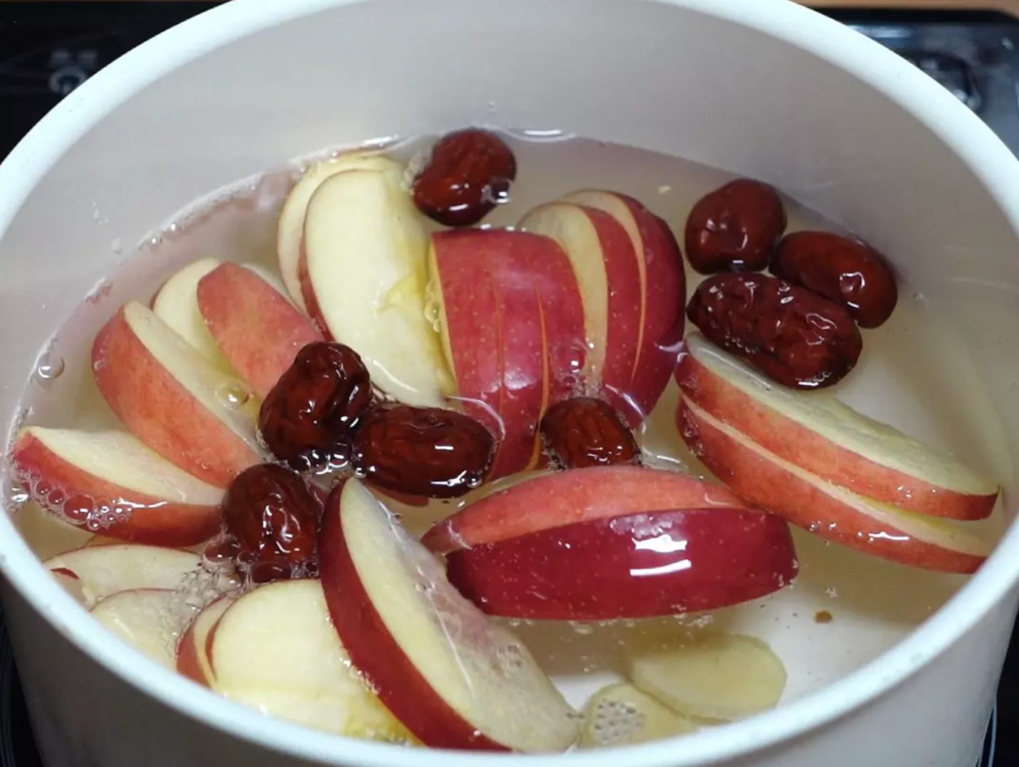 "Không ai ăn táo đỏ như đồ ăn vặt như Việt Nam mình hiện tại", phát ngôn của TikToker khiến MXH bùng nổ tranh cãi - Ảnh 3