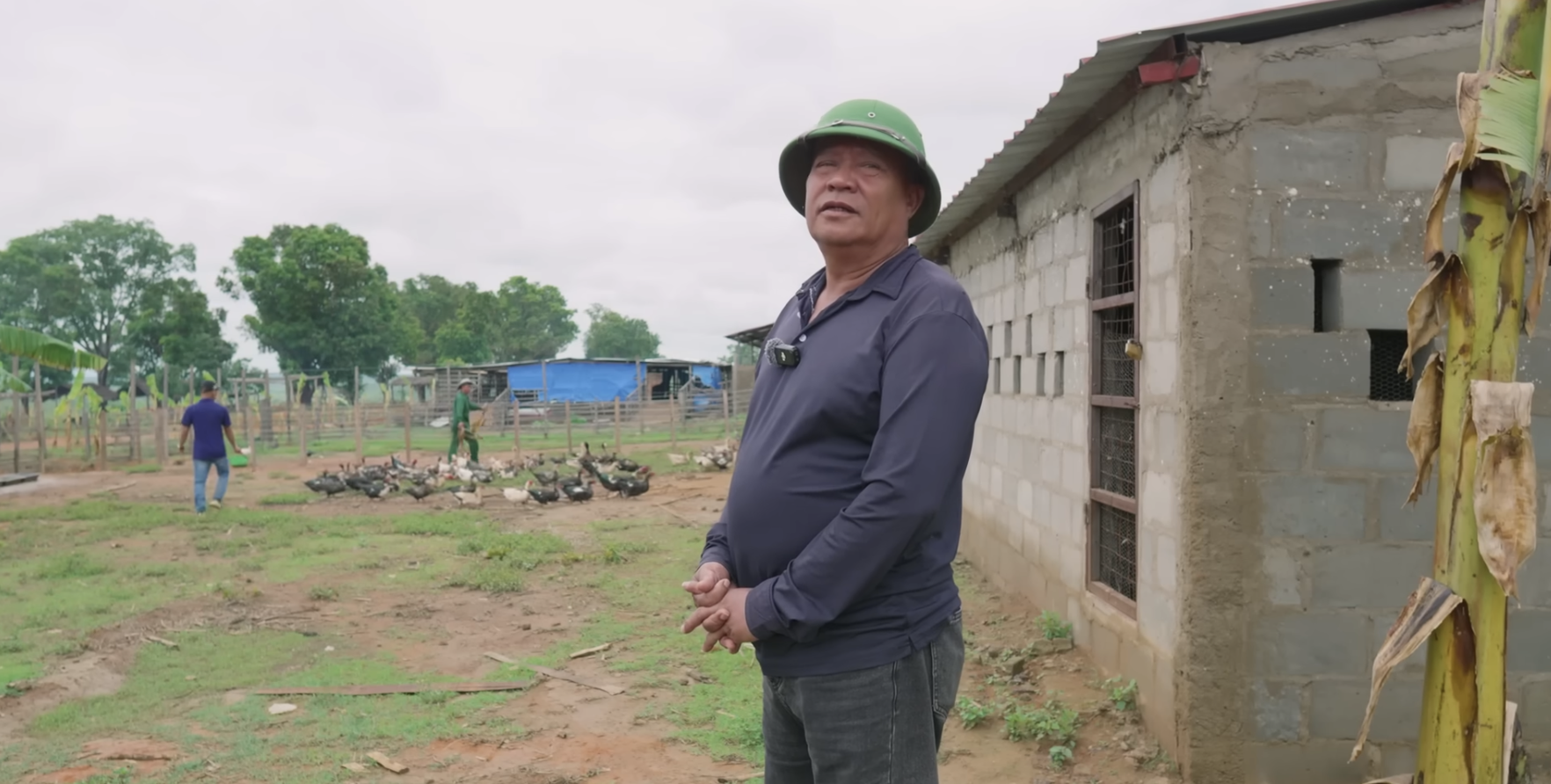 "Con làm cha phá" là đây: Nuôi ngan vịt ở Châu Phi không dám ăn, ông Quý vừa sang đã làm 1 việc Quang Linh Vlogs khóc ròng - Ảnh 1