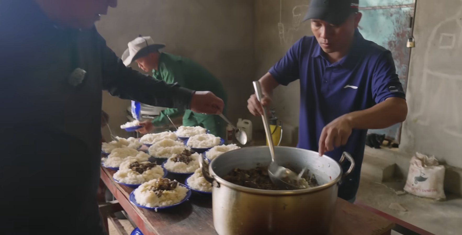 "Con làm cha phá" là đây: Nuôi ngan vịt ở Châu Phi không dám ăn, ông Quý vừa sang đã làm 1 việc Quang Linh Vlogs khóc ròng - Ảnh 3