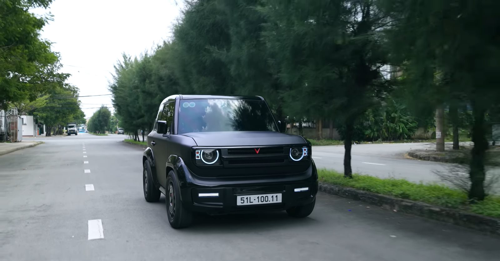 "Pháp sư" Mr. Xuân Hoàn thay áo mới cho VinFast VF 3: mini Defender phiên bản "hoàng tử bóng đêm", cặp đèn pha đổi màu theo ý thích - Ảnh 3