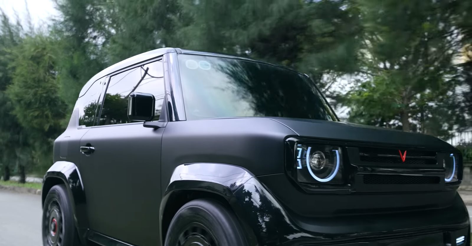 "Pháp sư" Mr. Xuân Hoàn thay áo mới cho VinFast VF 3: mini Defender phiên bản "hoàng tử bóng đêm", cặp đèn pha đổi màu theo ý thích - Ảnh 5