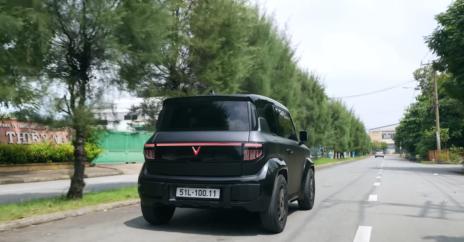 "Pháp sư" Mr. Xuân Hoàn thay áo mới cho VinFast VF 3: mini Defender phiên bản "hoàng tử bóng đêm", cặp đèn pha đổi màu theo ý thích - Ảnh 4