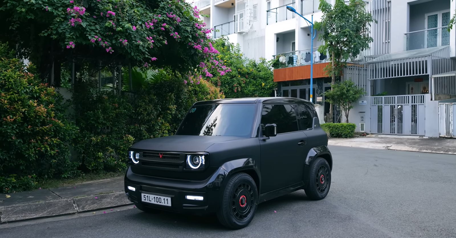 "Pháp sư" Mr. Xuân Hoàn thay áo mới cho VinFast VF 3: mini Defender phiên bản "hoàng tử bóng đêm", cặp đèn pha đổi màu theo ý thích - Ảnh 6