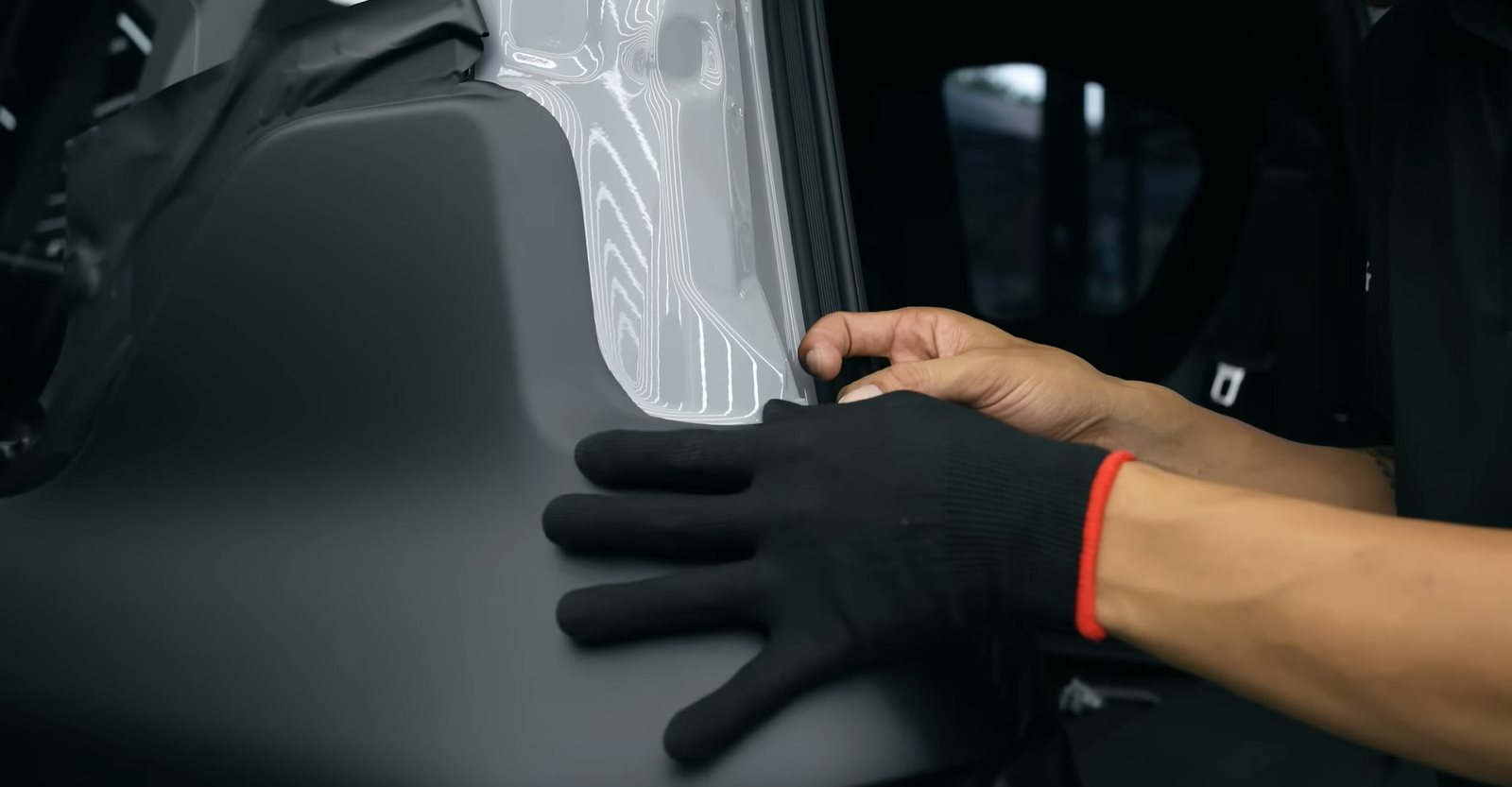 "Pháp sư" Mr. Xuân Hoàn thay áo mới cho VinFast VF 3: mini Defender phiên bản "hoàng tử bóng đêm", cặp đèn pha đổi màu theo ý thích - Ảnh 2