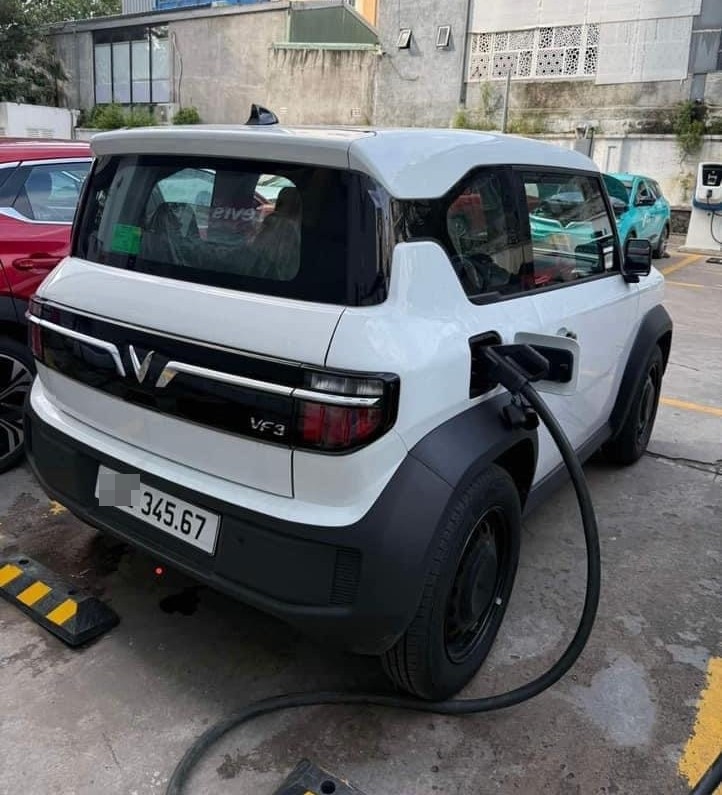 VinFast VF 3 - 'ông vua mới trong làng biển đẹp': Vừa đấu giá 3,9 tỷ liền rao bán chênh tới gần 1 tỷ đồng - Ảnh 9