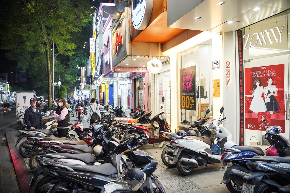 Black Friday đúng đợt rét nhất từ đầu mùa, người Hà Nội đổ xô mua quần áo - Ảnh 7