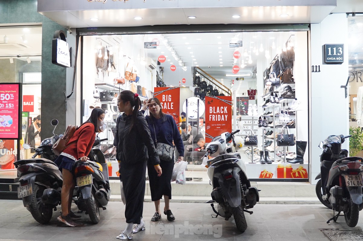 Black Friday đúng đợt rét nhất từ đầu mùa, người Hà Nội đổ xô mua quần áo - Ảnh 9