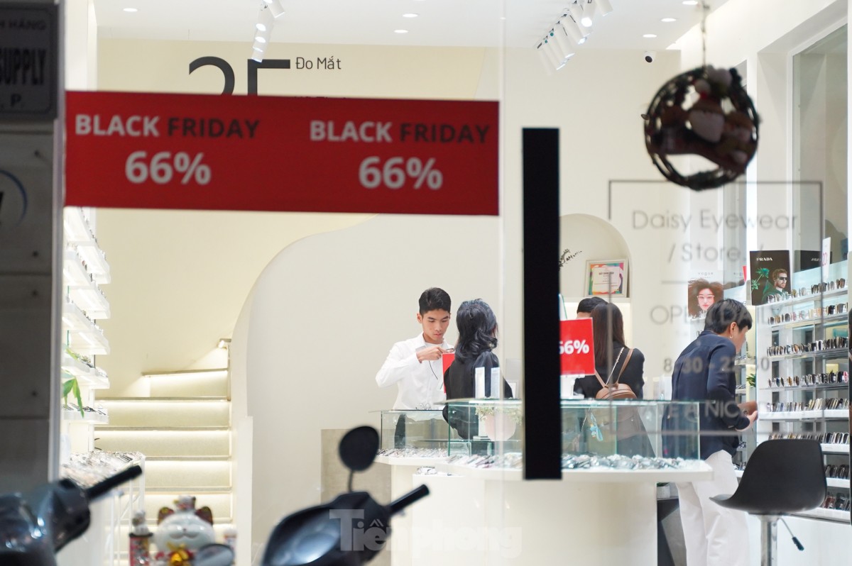 Black Friday đúng đợt rét nhất từ đầu mùa, người Hà Nội đổ xô mua quần áo - Ảnh 8