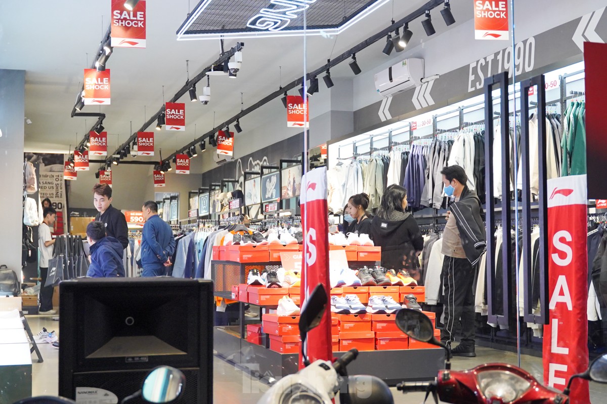 Black Friday đúng đợt rét nhất từ đầu mùa, người Hà Nội đổ xô mua quần áo - Ảnh 10