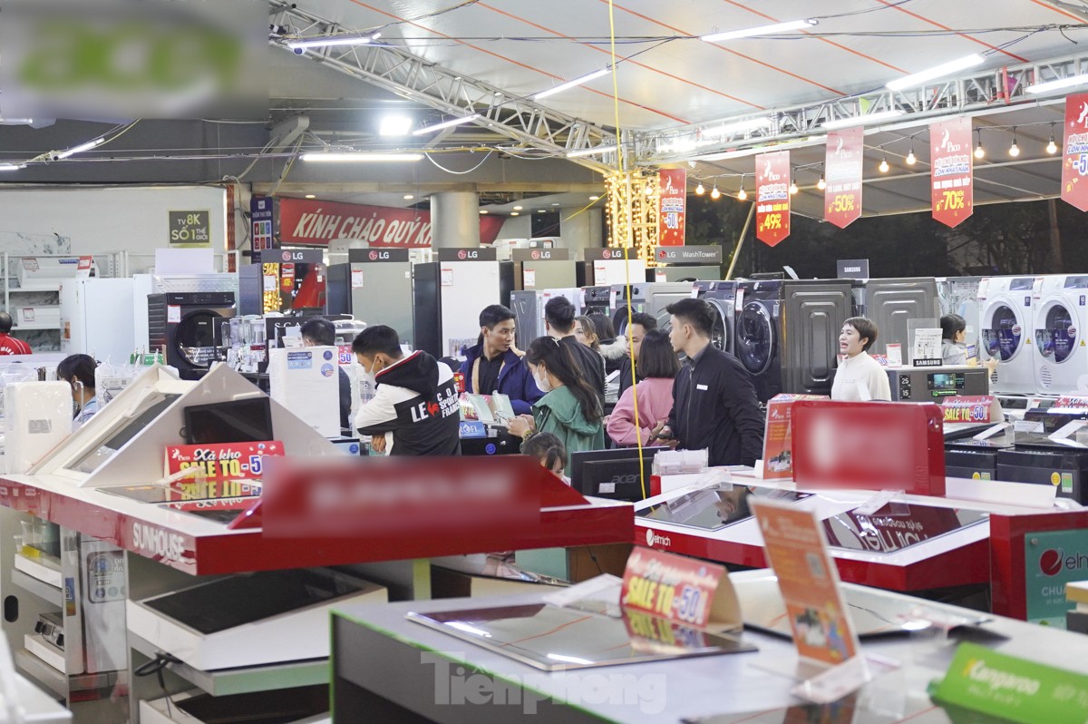 Black Friday đúng đợt rét nhất từ đầu mùa, người Hà Nội đổ xô mua quần áo - Ảnh 15