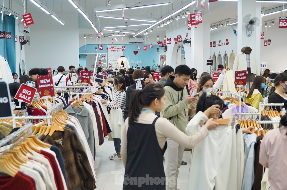 Black Friday đúng đợt rét nhất từ đầu mùa, người Hà Nội đổ xô mua quần áo - Ảnh 4