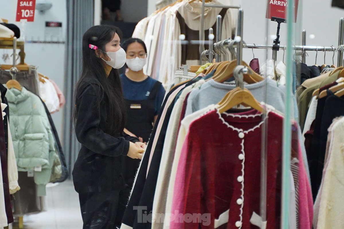 Black Friday đúng đợt rét nhất từ đầu mùa, người Hà Nội đổ xô mua quần áo - Ảnh 5