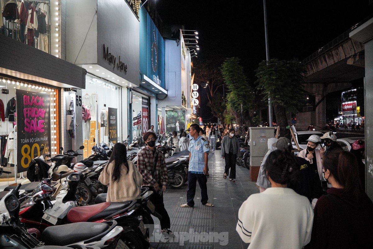 Black Friday đúng đợt rét nhất từ đầu mùa, người Hà Nội đổ xô mua quần áo - Ảnh 2