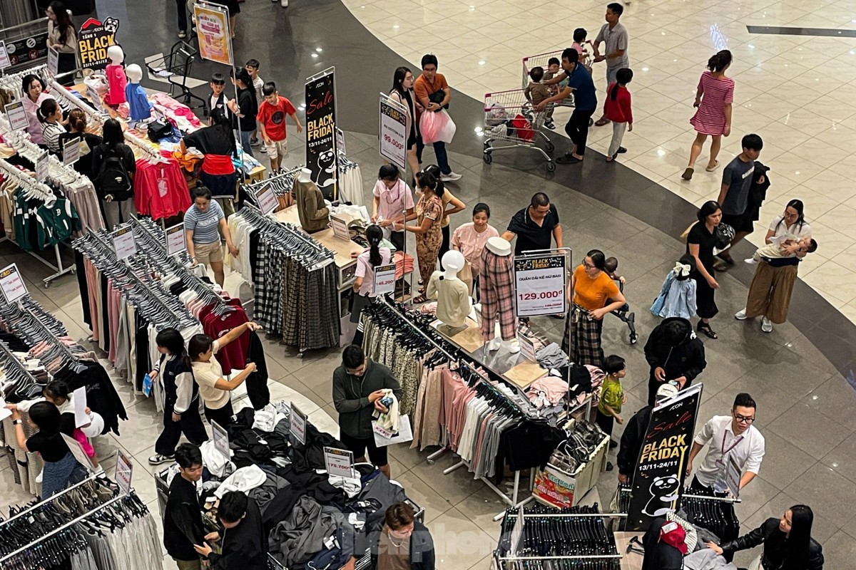 Black Friday đúng đợt rét nhất từ đầu mùa, người Hà Nội đổ xô mua quần áo - Ảnh 11