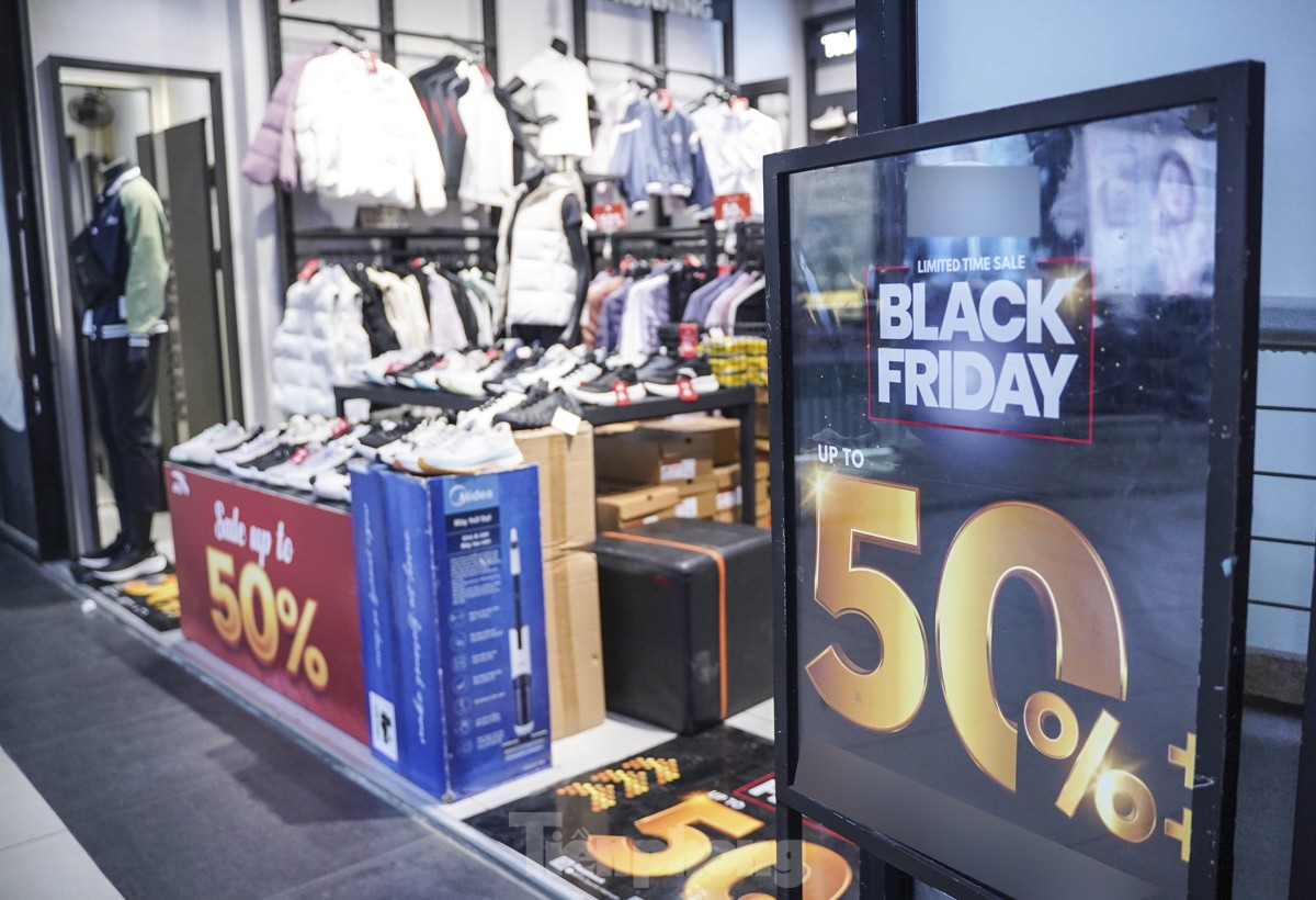 Black Friday đúng đợt rét nhất từ đầu mùa, người Hà Nội đổ xô mua quần áo - Ảnh 13