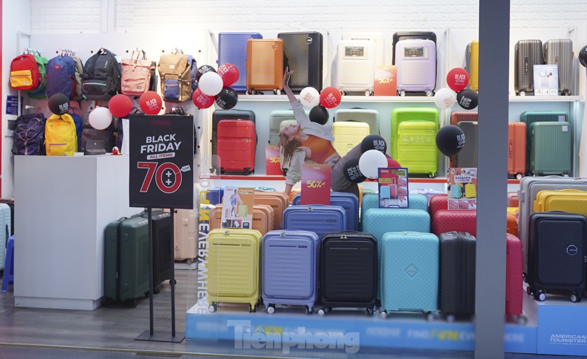 Black Friday đúng đợt rét nhất từ đầu mùa, người Hà Nội đổ xô mua quần áo - Ảnh 12