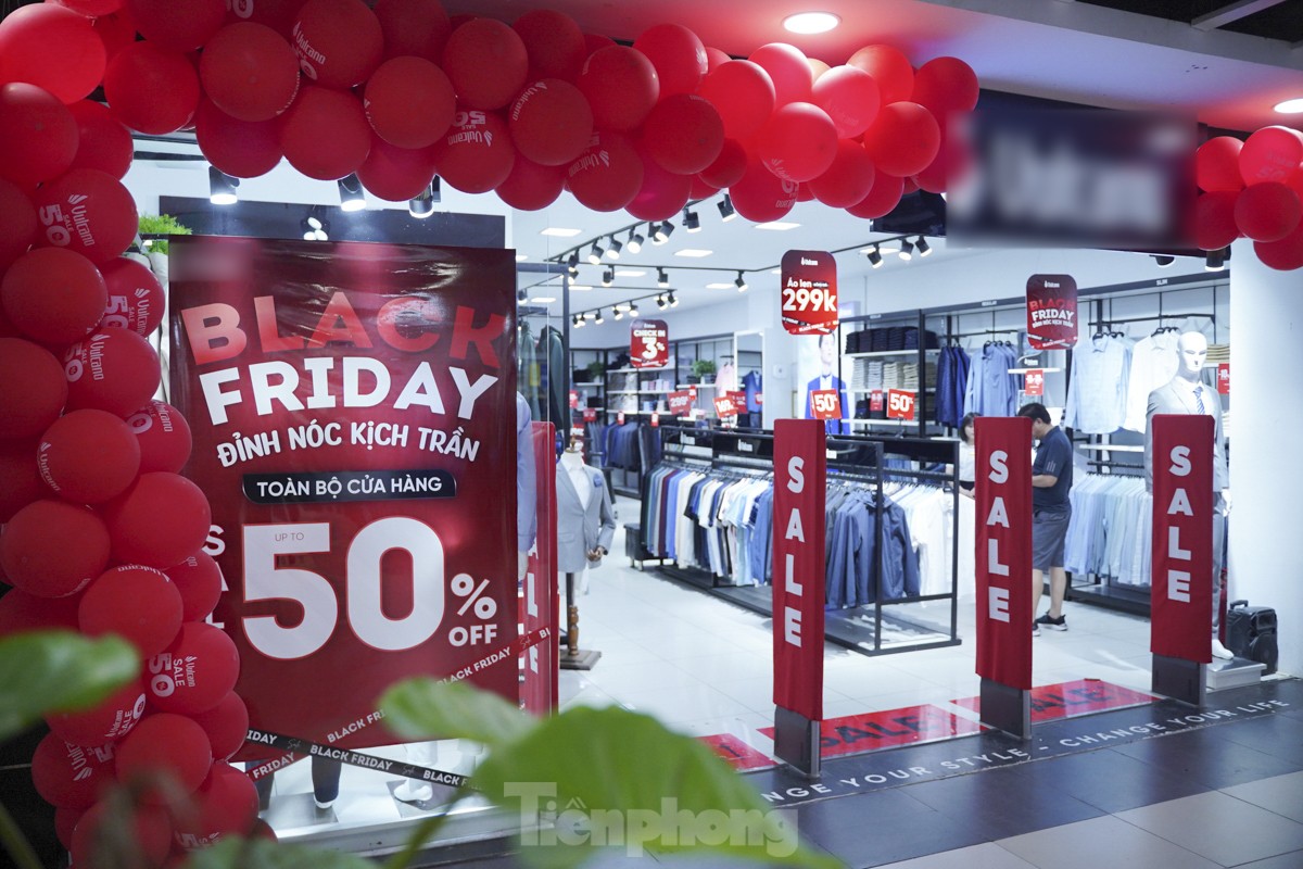 Black Friday đúng đợt rét nhất từ đầu mùa, người Hà Nội đổ xô mua quần áo - Ảnh 1