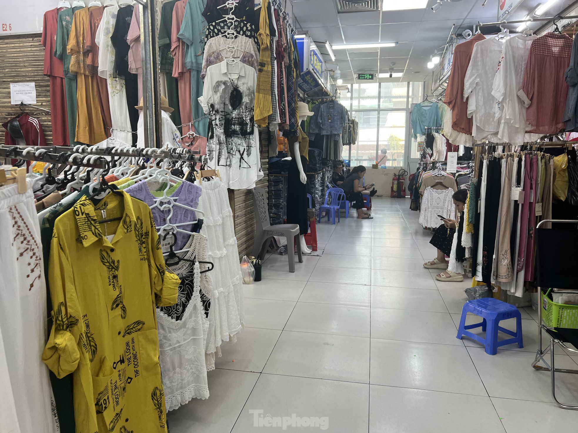 Vào mùa cuối năm nhưng chợ đìu hiu, tiểu thương mòn mỏi chờ khách - Ảnh 2