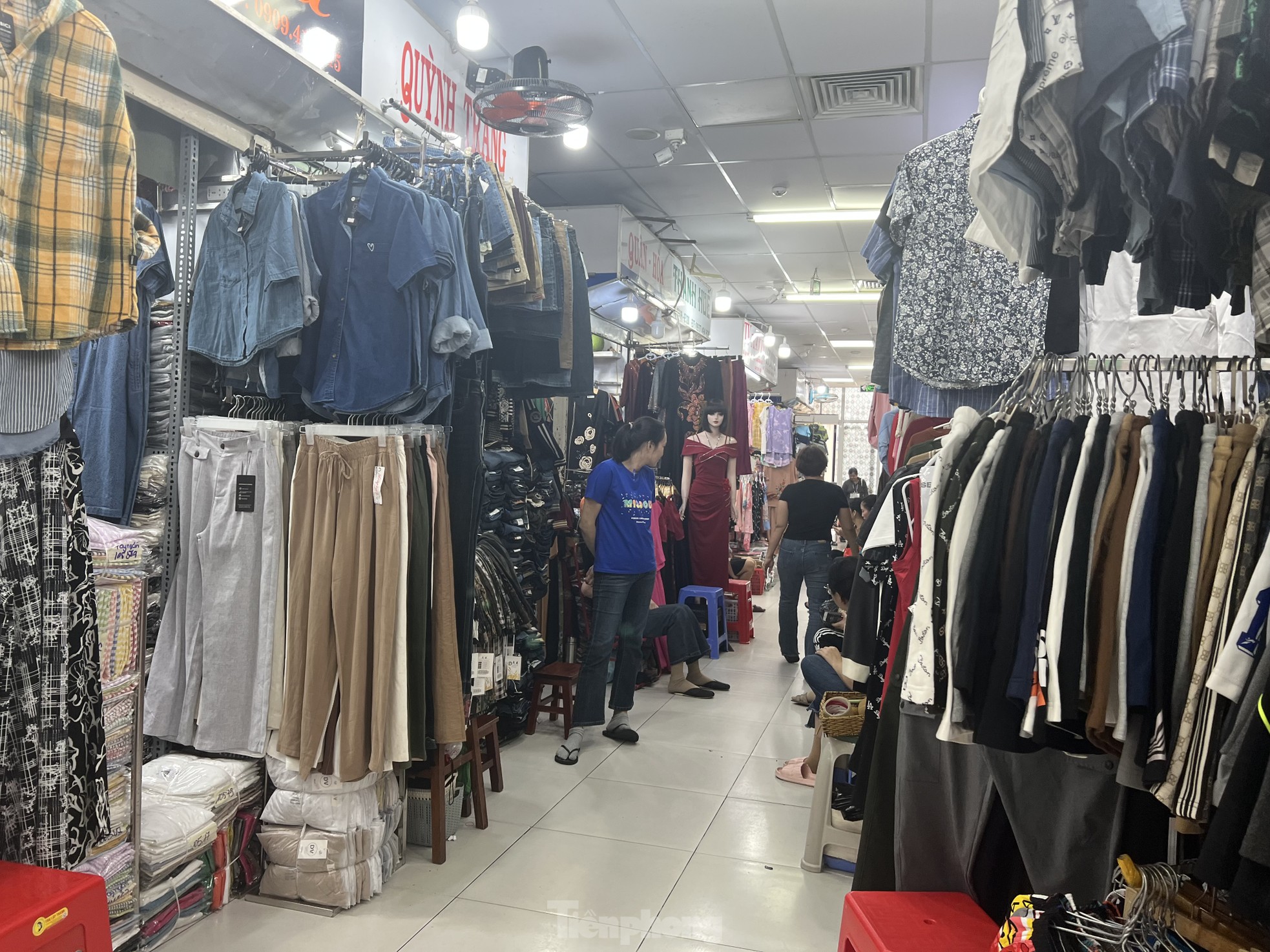 Vào mùa cuối năm nhưng chợ đìu hiu, tiểu thương mòn mỏi chờ khách - Ảnh 1