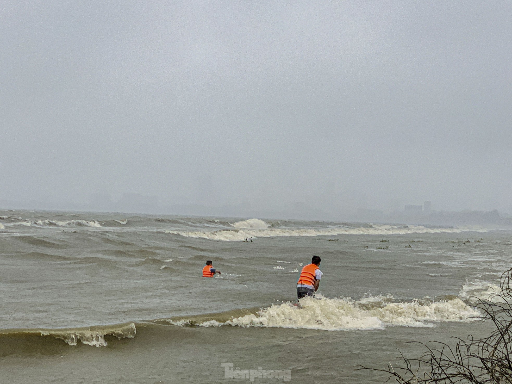 Mưa to gió lớn, người dân Đà Nẵng giăng lưới trúng cá lớn - Ảnh 7