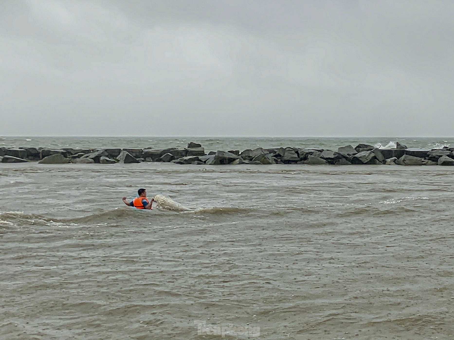 Mưa to gió lớn, người dân Đà Nẵng giăng lưới trúng cá lớn - Ảnh 2