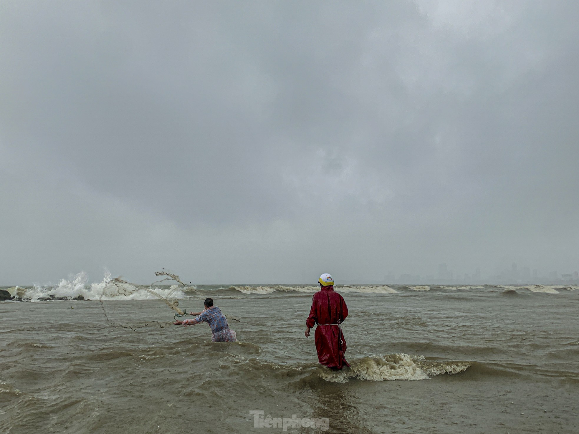 Mưa to gió lớn, người dân Đà Nẵng giăng lưới trúng cá lớn - Ảnh 4
