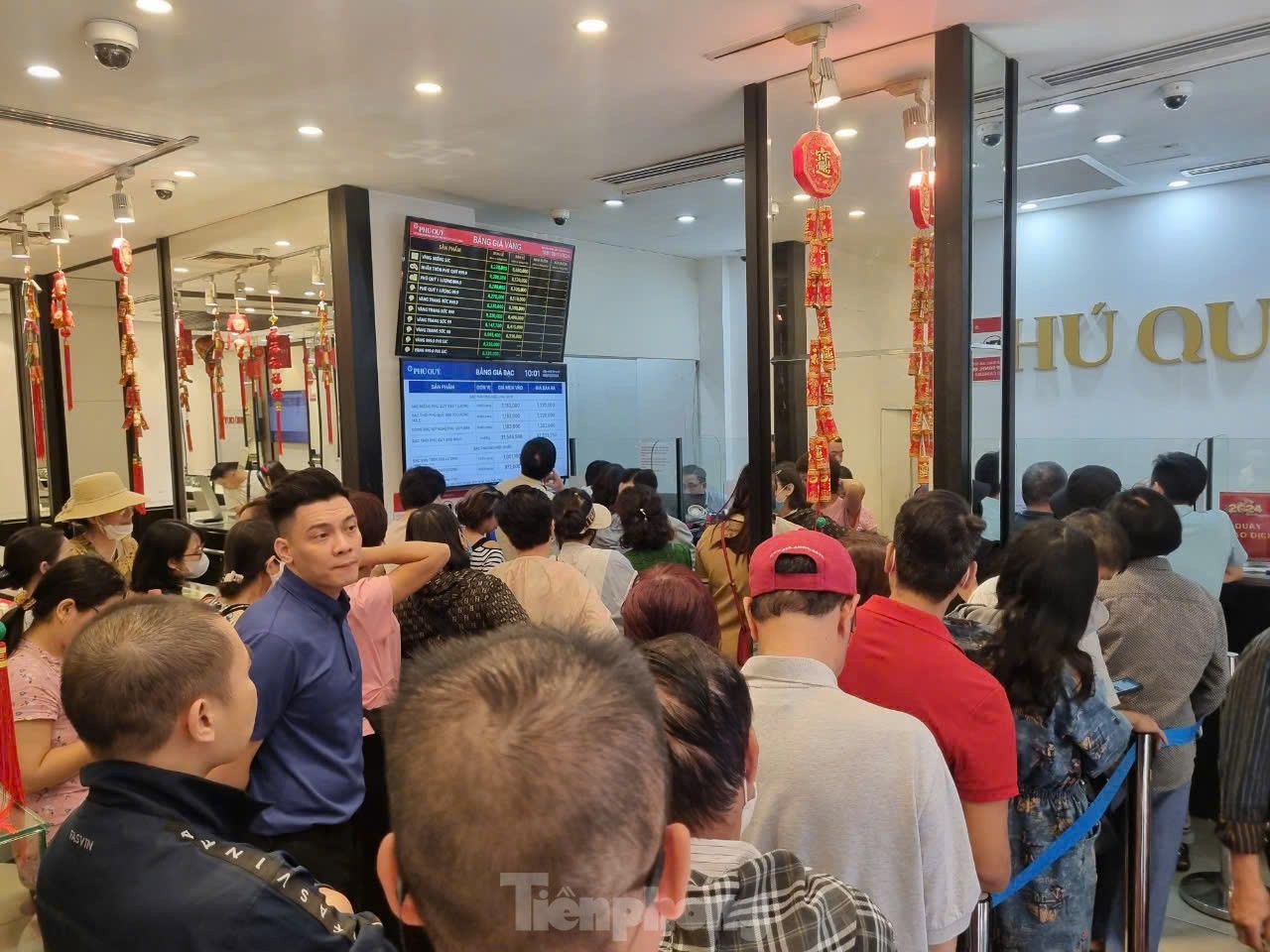Người Hà Nội chen chúc đi mua vàng - Ảnh 7