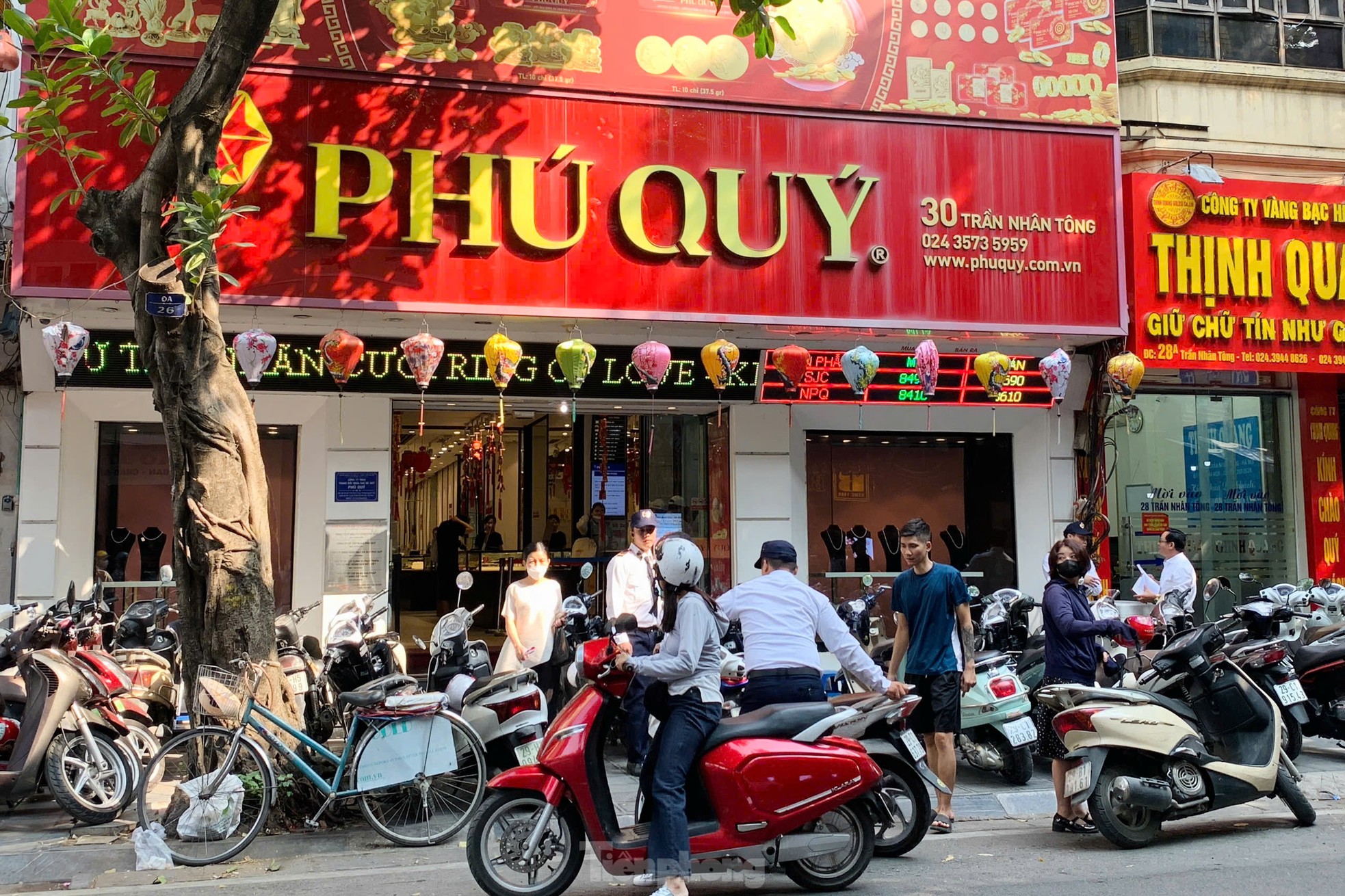 Người Hà Nội chen chúc đi mua vàng - Ảnh 6