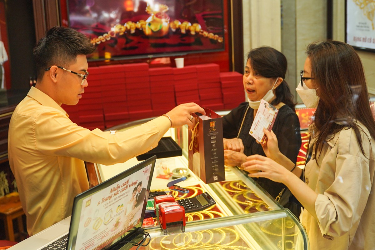 Người Hà Nội chen chúc đi mua vàng - Ảnh 13