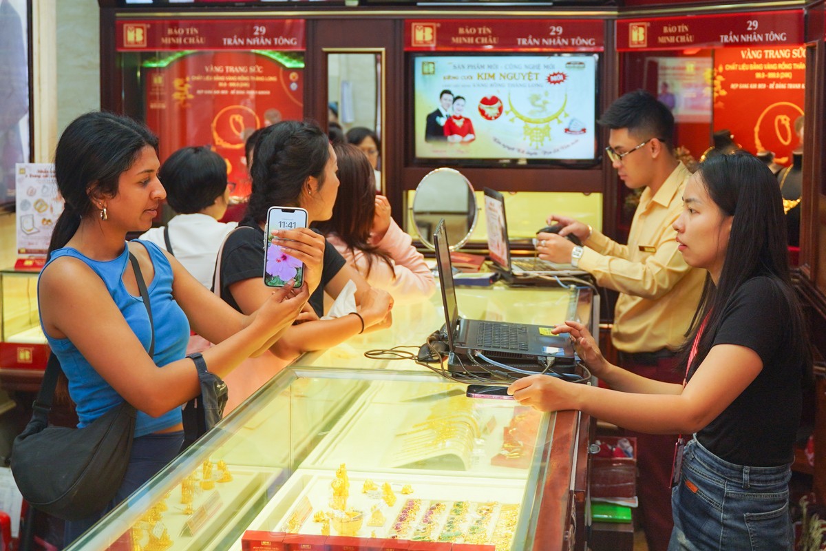 Người Hà Nội chen chúc đi mua vàng - Ảnh 5