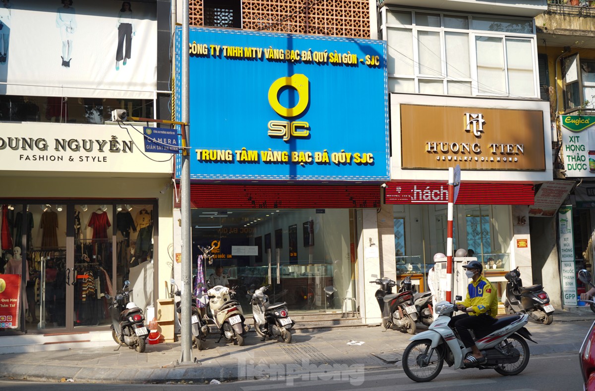 Người Hà Nội chen chúc đi mua vàng - Ảnh 10