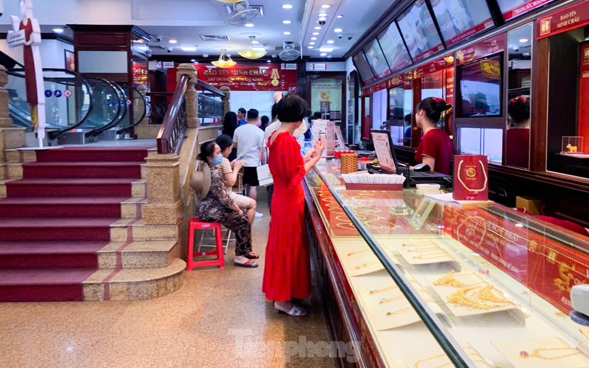 Người Hà Nội chen chúc đi mua vàng - Ảnh 2