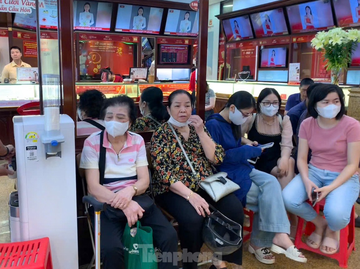 Người Hà Nội chen chúc đi mua vàng - Ảnh 3