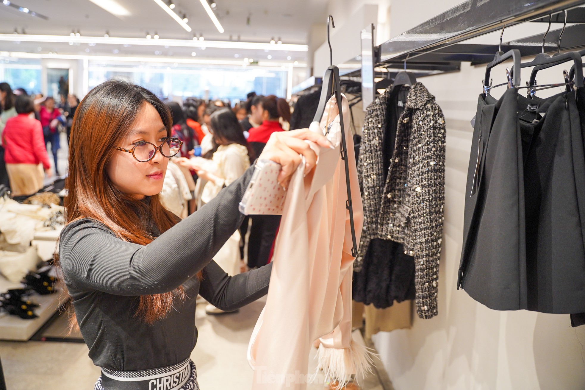 Đông nghịt người 'săn' hàng hiệu giữa trưa, đợi cả tiếng mới được thanh toán - Ảnh 7