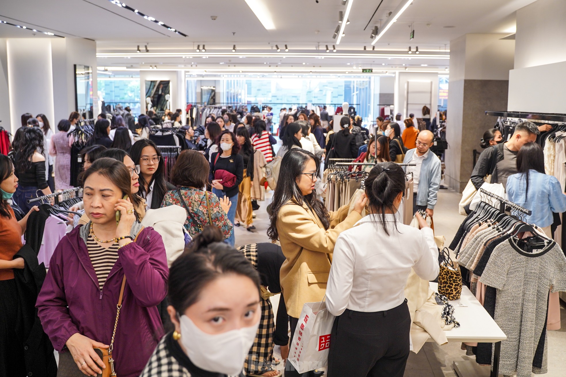 Đông nghịt người 'săn' hàng hiệu giữa trưa, đợi cả tiếng mới được thanh toán - Ảnh 1