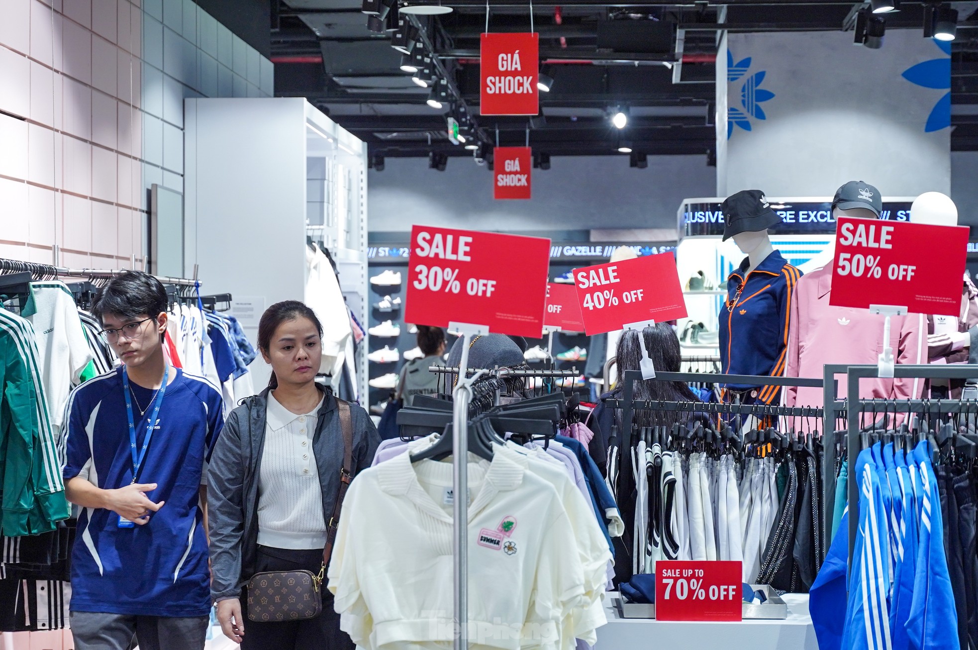 Đông nghịt người 'săn' hàng hiệu giữa trưa, đợi cả tiếng mới được thanh toán - Ảnh 5